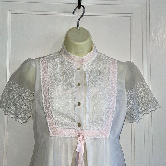 Vtg Cheoette (Eye-Ful Lingerie) white long nylon short sleeve robe/nightgown set - Picture 2 of 15